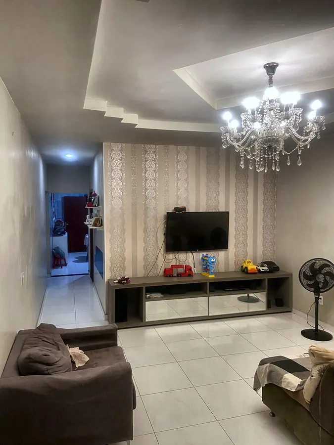 Sala com lustre e painel de TV